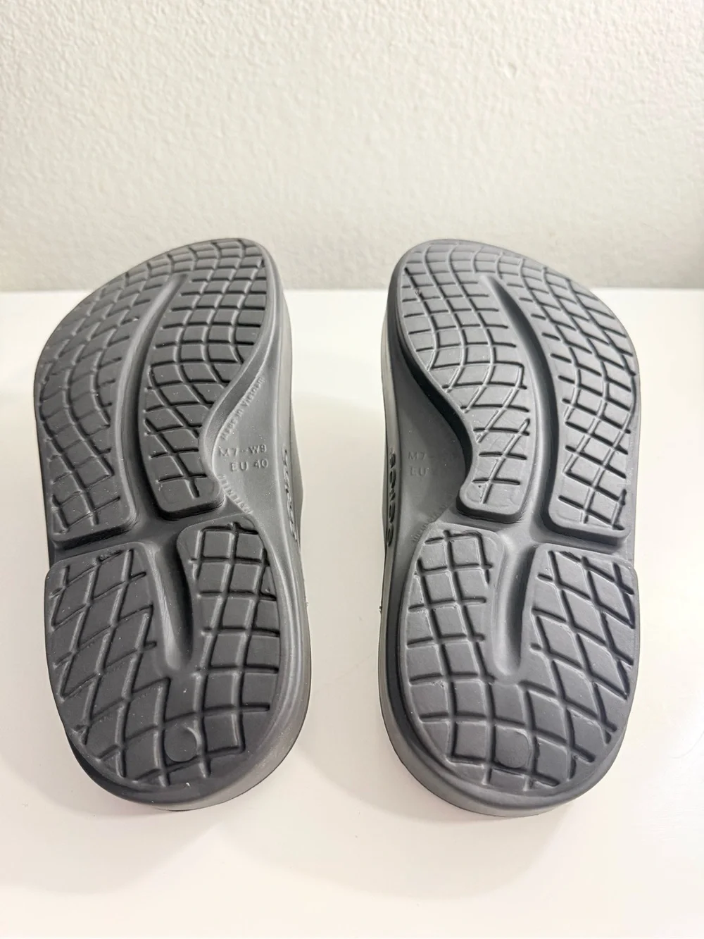 OOFOS Sandals Men size 7 Black Slide Sandals Recovery Footbed